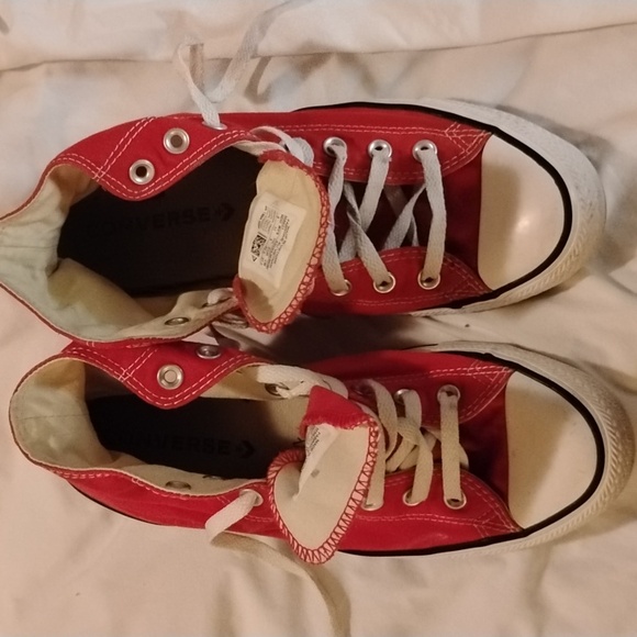 - Converse Red High-Top Sneakers Iconic Design - Picture 3 of 3